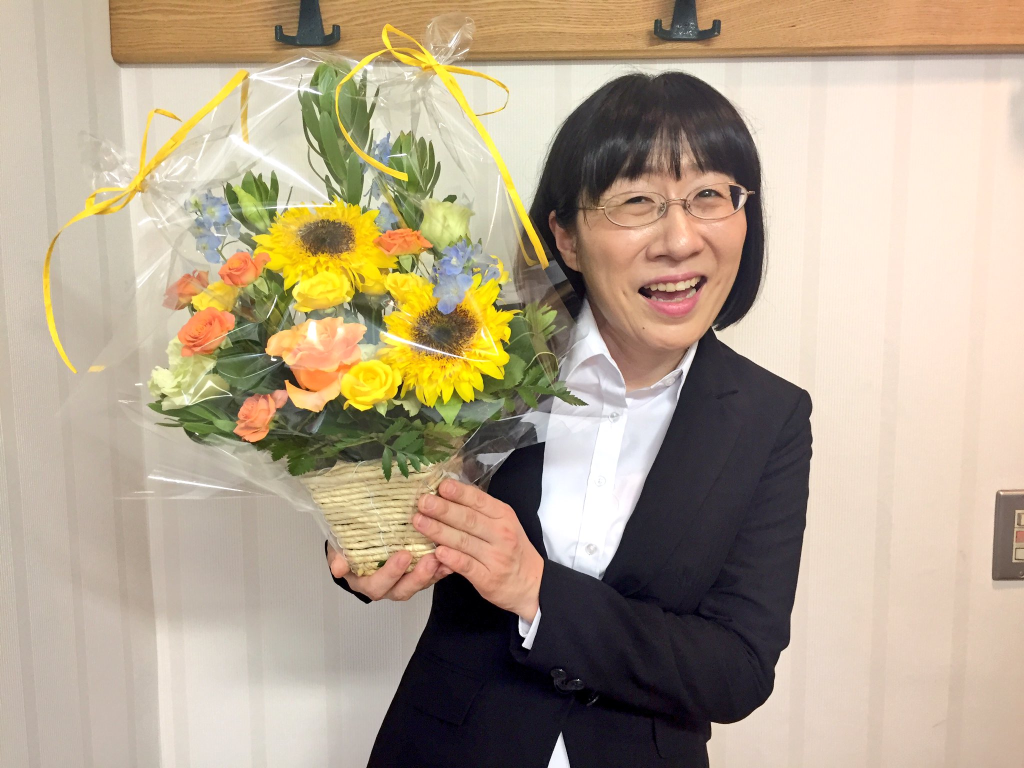 Twitter 上的 阿佐ヶ谷姉妹 ワタナベエリコ 深夜に申し訳ありません 本日はこんな私めの誕生日へのお祝いメッセージ沢山ありがとうございます 収録場所でもお祝い頂きまして 芸能人気分を味あわせて貰いました ここの所 時間の使い方がヘタで随分返信出来ており