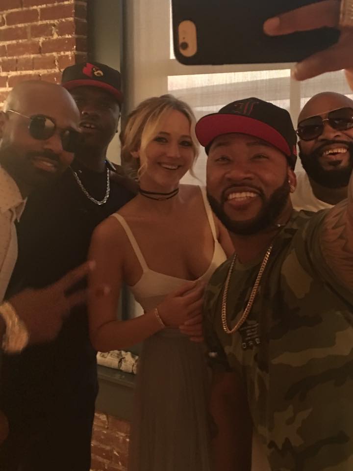 Jennifer Lawrence con el grupo Linkin' Bridge en el evento de ayer en el museo Frazier de Louisville.