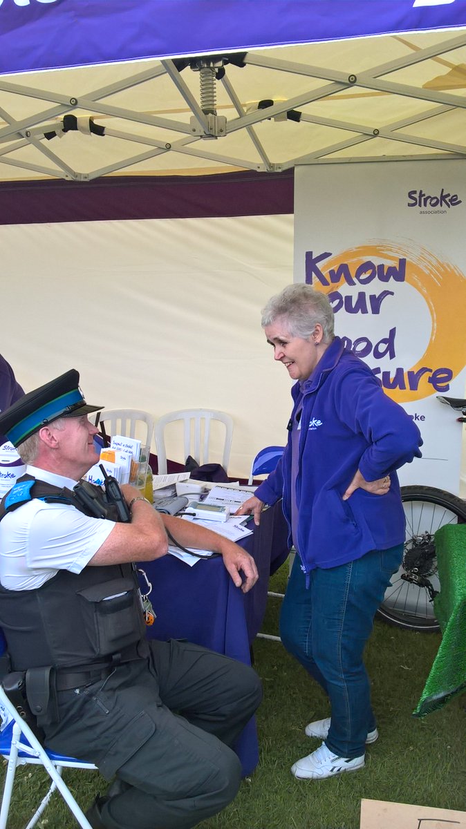 LeeCollinsSA's tweet image. Volunteer @lincheveau taking police officers' blood pressures here at Walton Festival! Great sense of community today! @StrokeAssocNW
