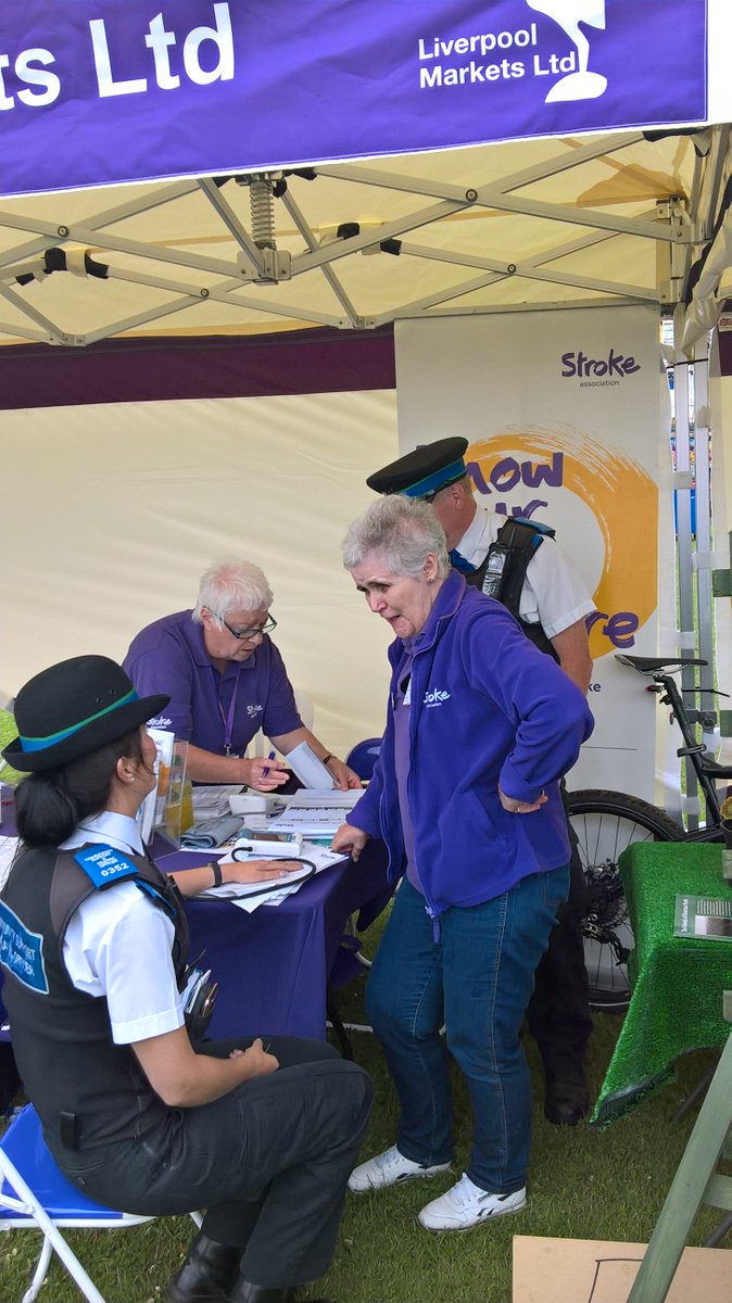 LeeCollinsSA's tweet image. Volunteer @lincheveau taking police officers' blood pressures here at Walton Festival! Great sense of community today! @StrokeAssocNW