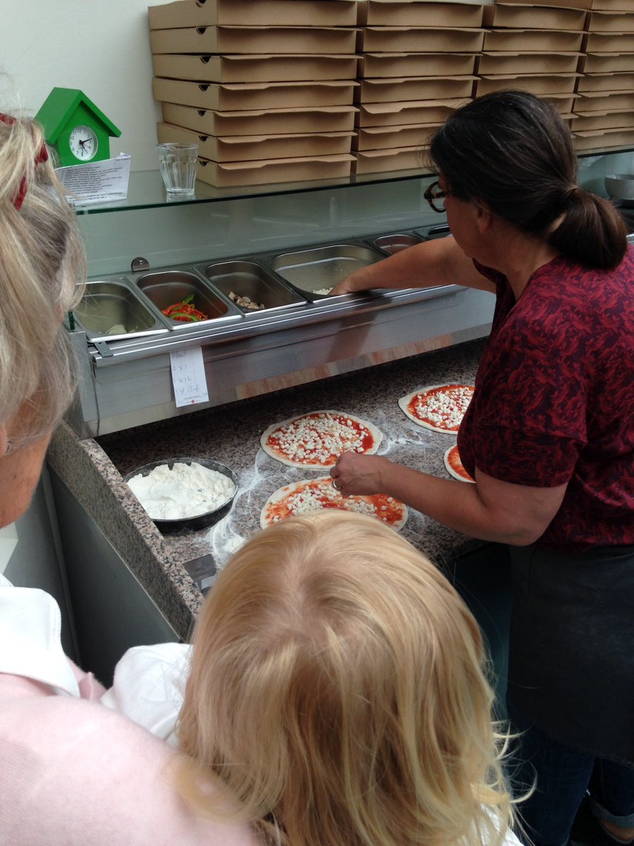 WendelaB's tweet photo. Meekijken hoe onze pizza's worden gemaakt. #traitoriaferron
#where2eat #thehague https://t.co/I4aj96gg1q