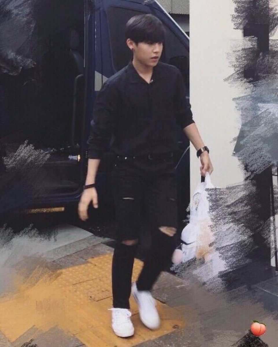 wannahoeable's tweet photo. black haired woojin kinda makes my heart go bADUMP @guanniel https://t.co/qqMZQcvi6B