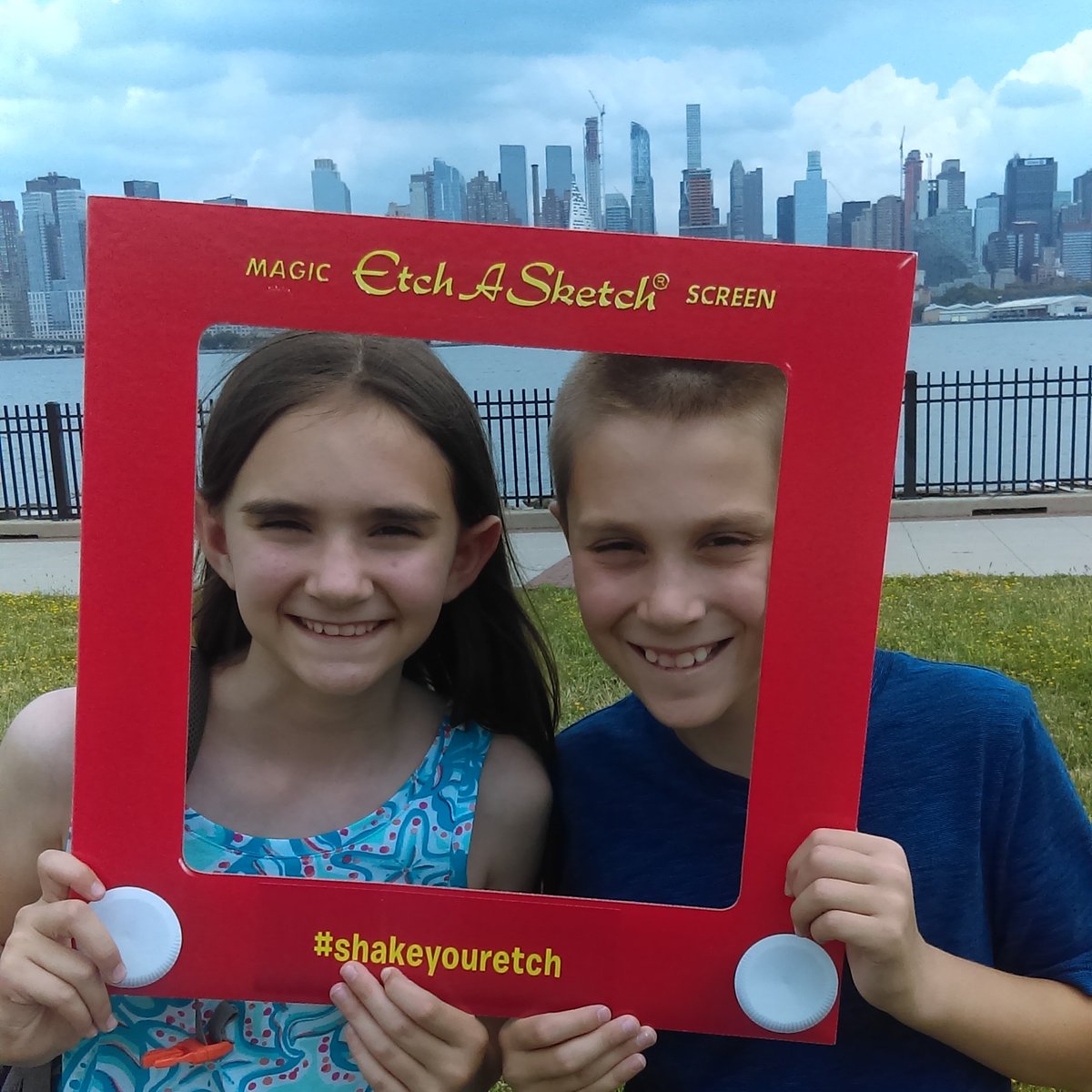 ScatteredAdvntr's tweet image. What a fun day this was! On our way to #sweetsuite17 in #nyc on #EtchASketchDay!  #shakeyouretch #bbnyc #weknowplay #youtubekids #iloveny