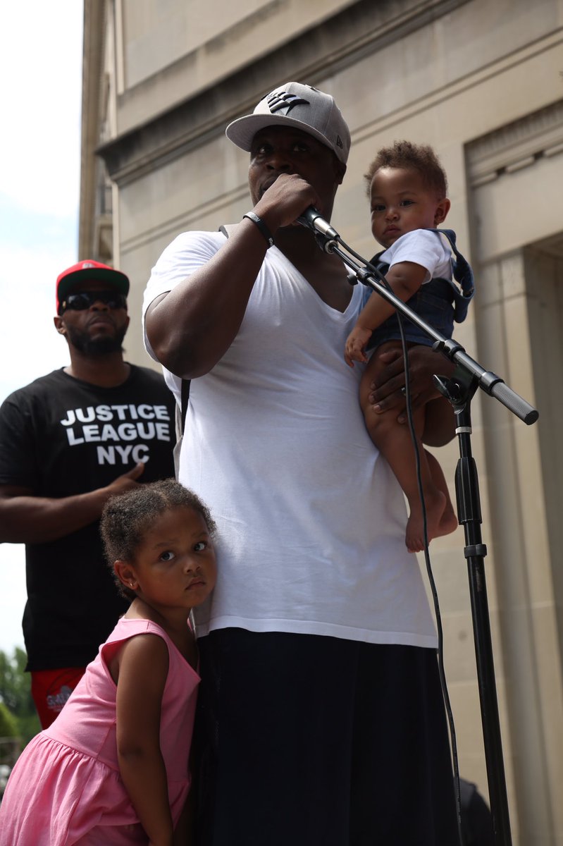 "For all the men out there: look around. See what the sisters are doing. We gotta be there to support you." 

#NRA2DOJ
📷@roguephotonyc