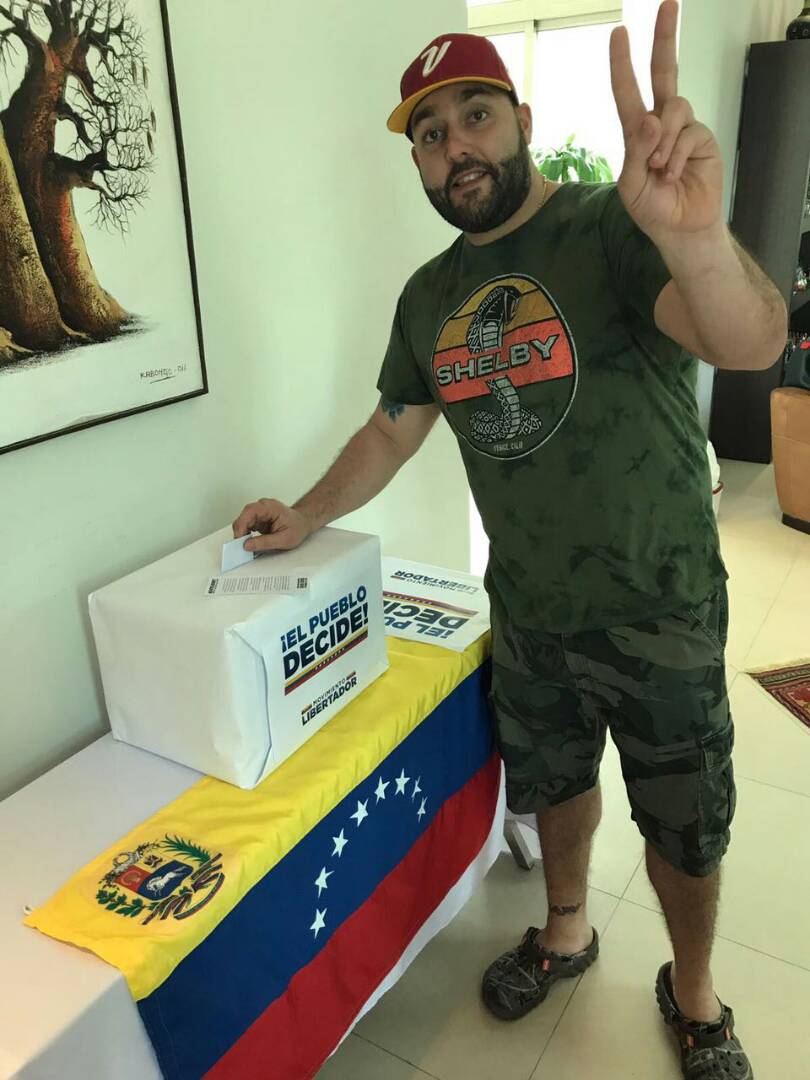 ElNacionalWeb's tweet photo. #ENvivo en Egipto Venezolanos también votan en el Plebiscito ¡ SI, SI, SI! este #15jul https://t.co/4k6kTHm27V