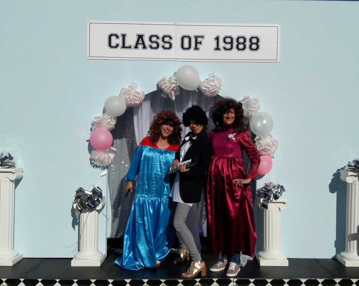 Waiting for Chip! <a href="/CourteneyCox/">Courteney Cox</a> 💐  <a href="/GrantyHamster/">Sarah Grant ☮️💙</a> #friendsfest2017