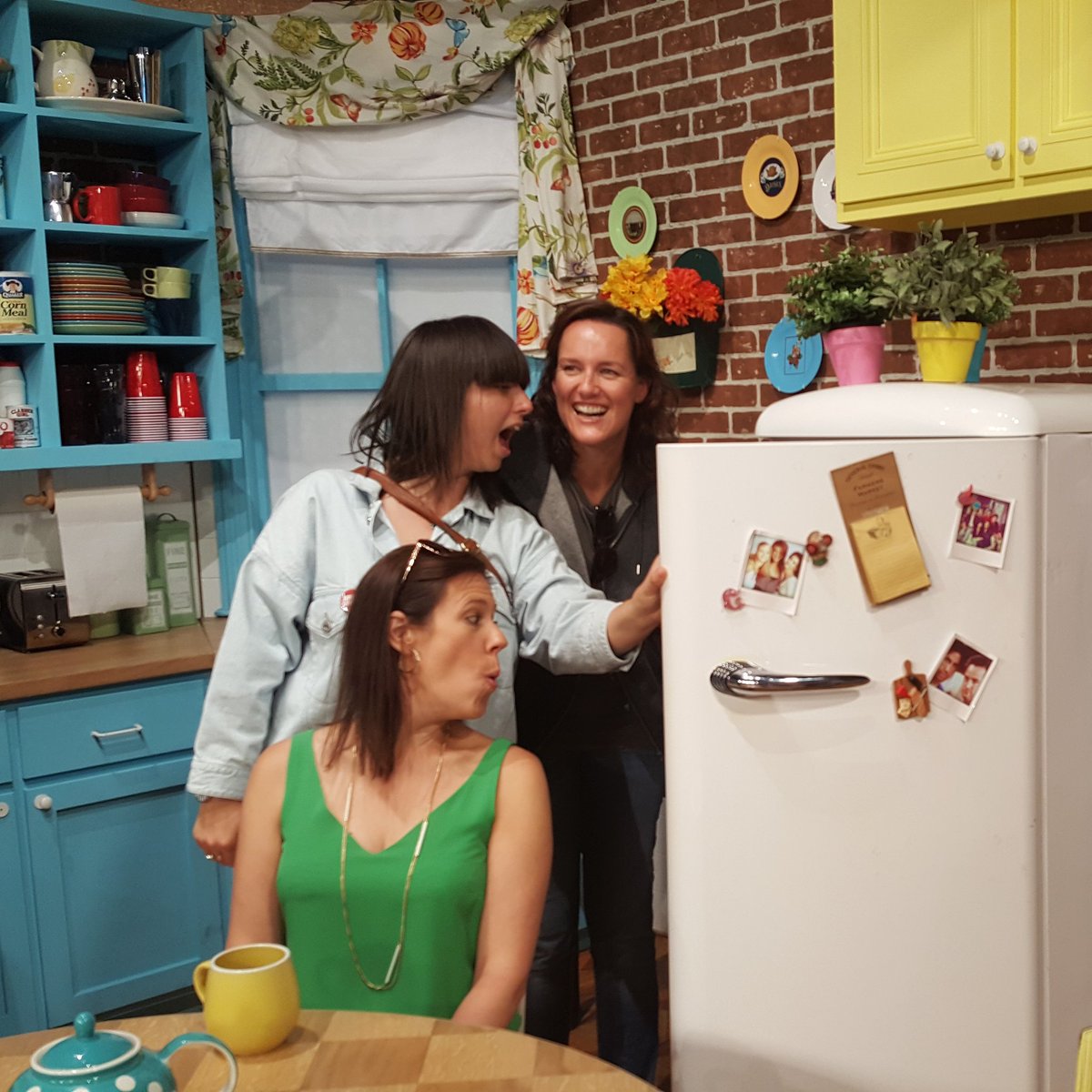 Having a look in Monica's fridge! <a href="/busylizzy79/">Elizabeth Cullen</a> #TrifleWithMince #TheShining #LittleWomen #Friendsfest2017 <a href="/FriendsComedy/">Friends TV Show</a> @friendsfest #