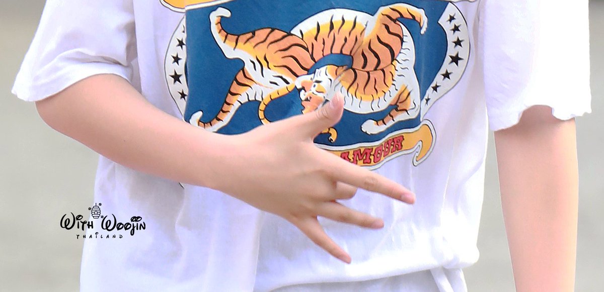 (🐻) มือของชาวร้อค 😍 락커 우진오빠로 변성기 -ing 🎤✌🏻️ 아주 멋져~❤️ #LEEWOOJIN #이우진 #TheEastLight @TELTheEastLight <a href="/TEL_FANSTAFF/">TheEastLight. STAFF</a>