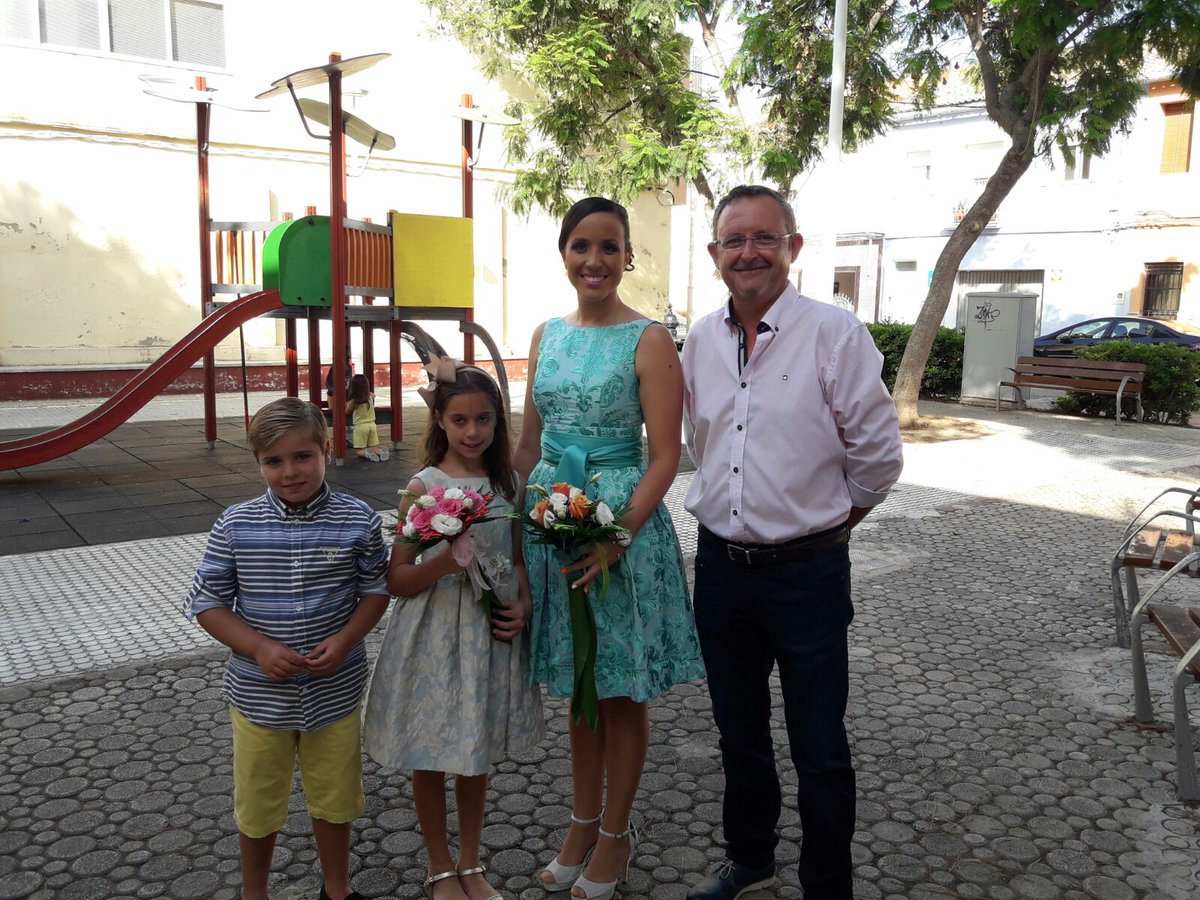 FallaGrau's tweet image. Laura i Claudia,les nostres reines de l'any 2017,han participat en la ofrena a la Mare de Deu Blanqueta.