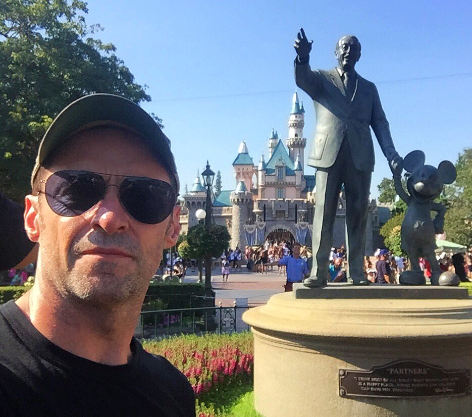 PeterDMFan's tweet image. [Star] Hug Jackman à Disney World 😁