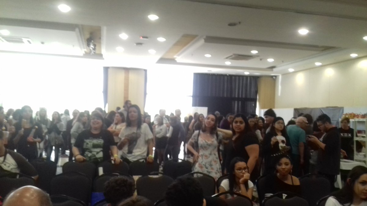 piratekingeight's tweet photo. [ #KEXFirstEdition ] 170715 | Galera no  auditório ouvindo o Youtuber #Codyzitos

-Kimjin 

#blanc7emsaopaulo https://t.co/n7veYPxqQA