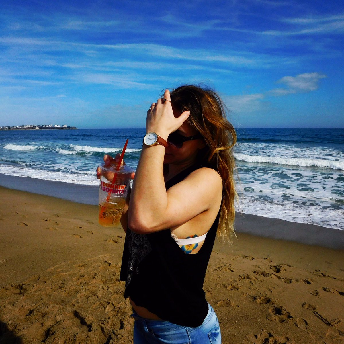 Jaylukes2's tweet photo. #PVDSummer #sweepstakes some Dunkin' Donuts tea and beach 😍 loving summer. https://t.co/IrJpEE0TEw