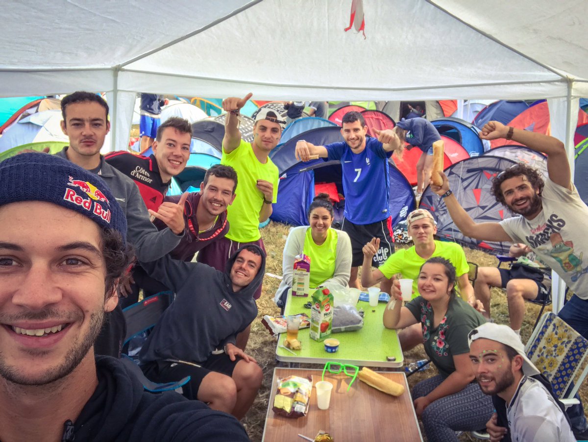 bouclettebros's tweet photo. Ça c'est nous quand on prend le petit dej' au camping des @charrues #bonjourguingui https://t.co/GNYcNpkJYI