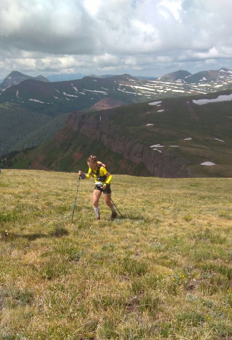 Nathalie Mauclair es la 3ª mujer en llegar a la última cima. 2:16hs detrás de la lider, pasa preguntando por Anna. #HR100