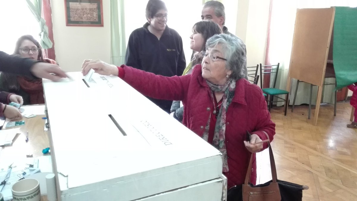 CorporacionSW's tweet photo. Más socios llegan a votar a nuestra sede. Cerca de 70 personas han dicho hasta ahora: ¡#YoVotoCSW! https://t.co/kRebIZTCFz