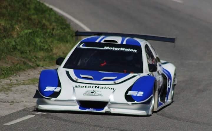 RelatodelMotor's tweet photo. Jose Albino Garcia vence la Subida a la Faya Los Lobos con su Silver Car S2. Alberto Ordoñez venció en carrozados con su Mitsubishi Evo IX. https://t.co/eyAzh4wJME