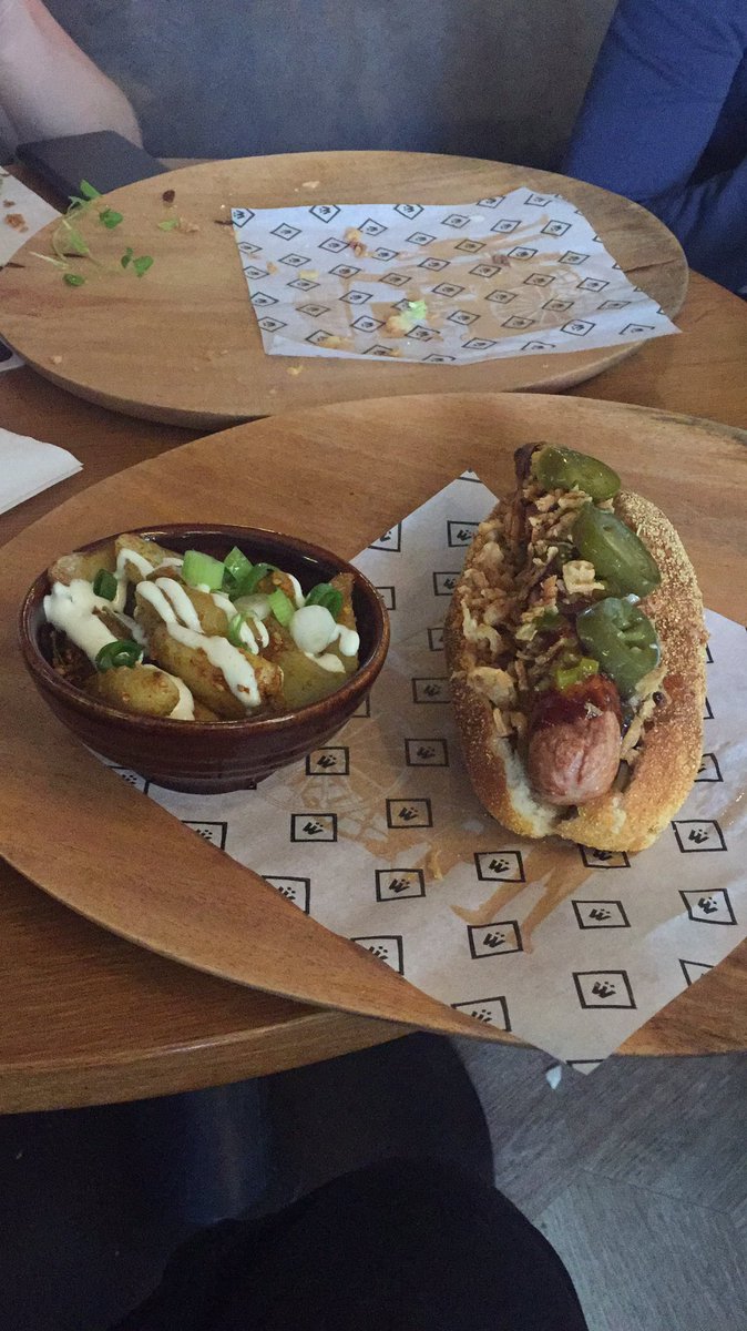Seprechaun's tweet photo. @Jerremeus gvdme fantastische hap eten man! #wurstdogs #gent https://t.co/lz4jMhxeEu