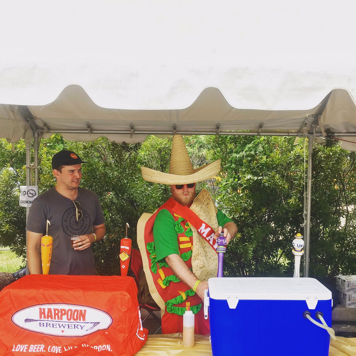 Harpoon_WashDC's tweet photo. In need of some @harpoonbrewery brews and @UFObeers. Come on down to taco town @ Yards park.  Second session from 6-9, perhaps meet a mayor. https://t.co/1oiRAsBLxP