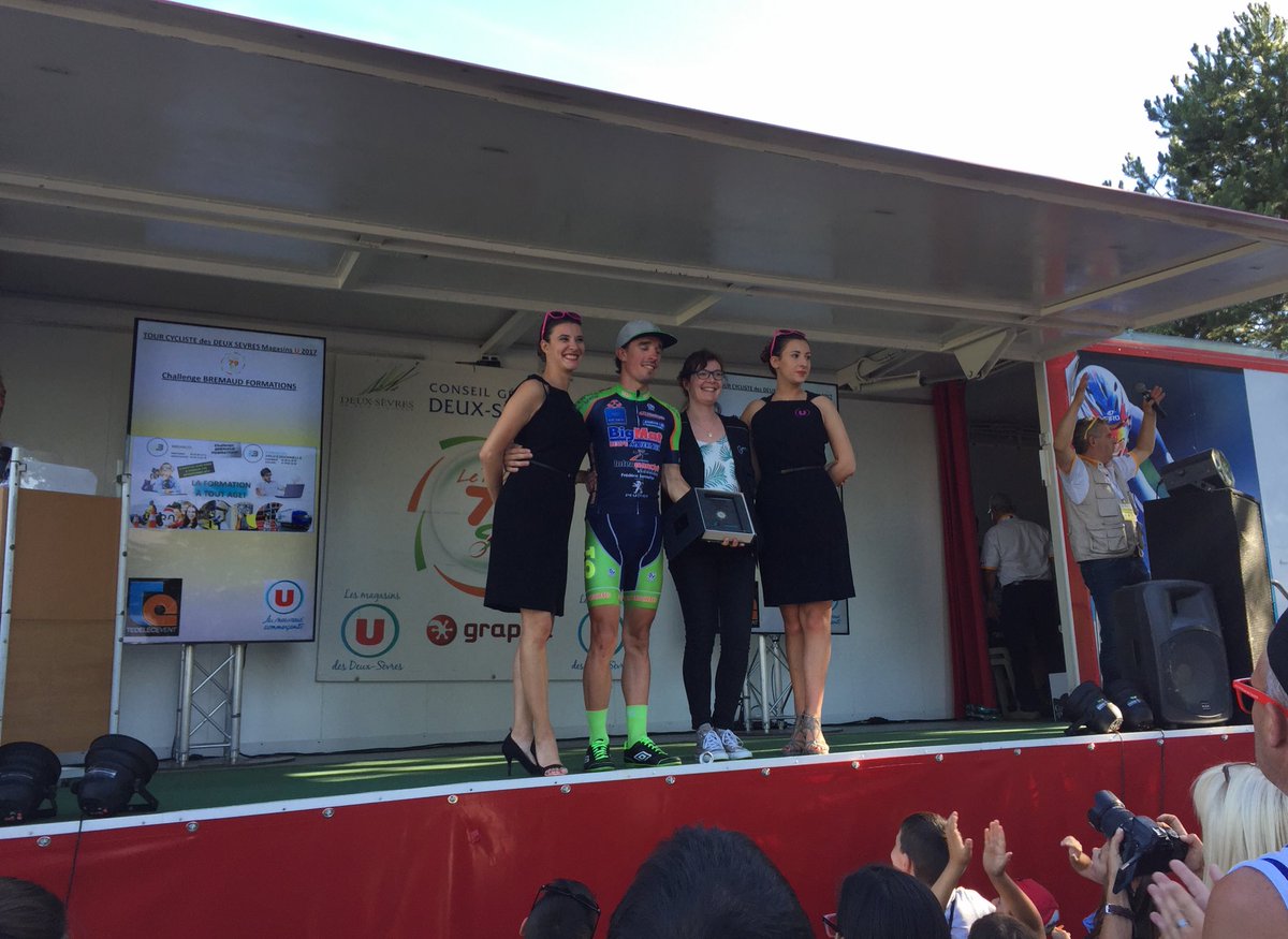 Alexandre Mesnil du Team Bricquebec Cotentin reçoit Le Challenge Brémaud Formation pour cette 3e étape du #Tour79.