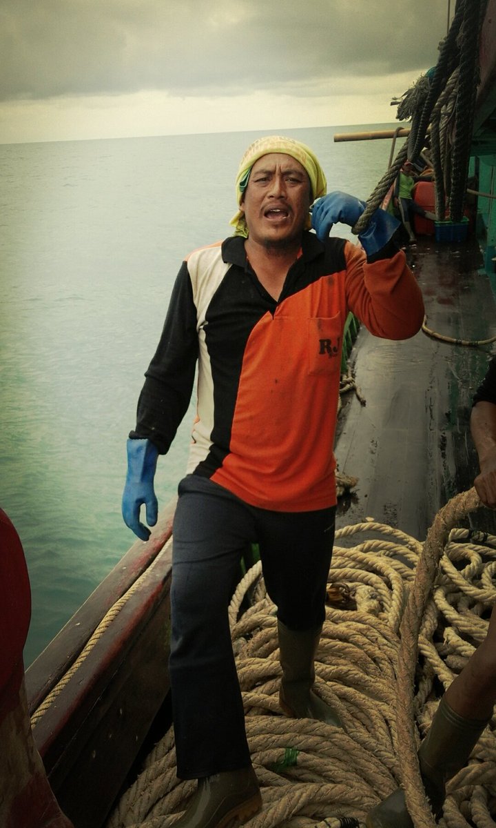 Kami cuma bisa nyantrang utk menafkahi keluarga pak <a href="/jokowi/">Joko Widodo</a>  bu <a href="/susipudjiastuti/">Susi Pudjiastuti</a>  Pak <a href="/ganjarpranowo/">Ganjar Pranowo</a> @DanielJohanw  <a href="/BarisanNelayan/">Nelayan Bersatu</a>  😭😭😭