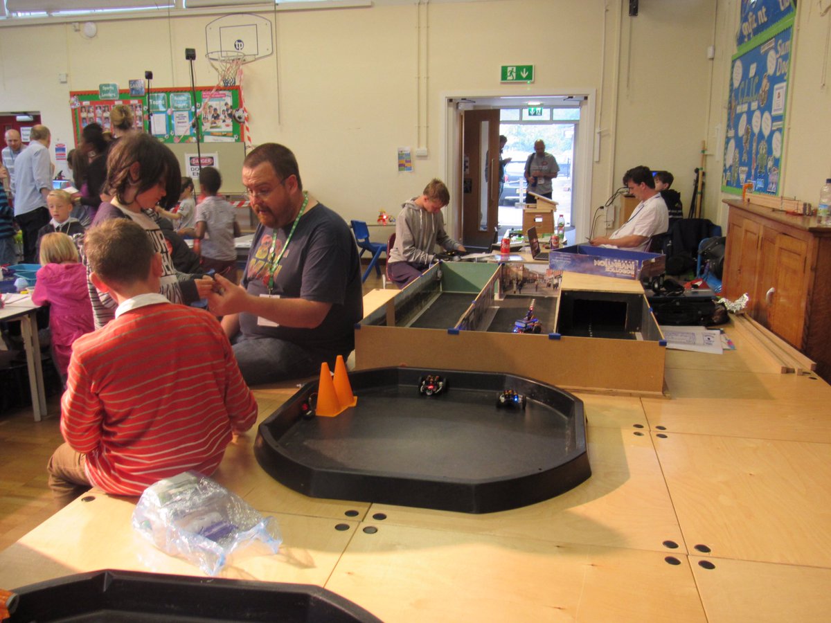 Big thanks to <a href="/heeedt/">heeed</a> &amp; <a href="/pragmaticPhil/">Philip Meitiner</a> doing a fantastic job at #Makersphere microbit &amp; robot arena