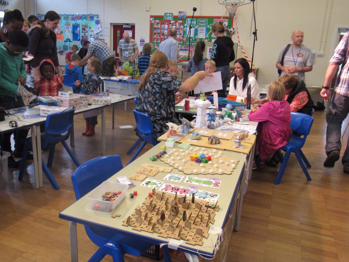 Amazing paper crafting going on with <a href="/tangmudesigns/">Tang Mu</a> #Makersphere