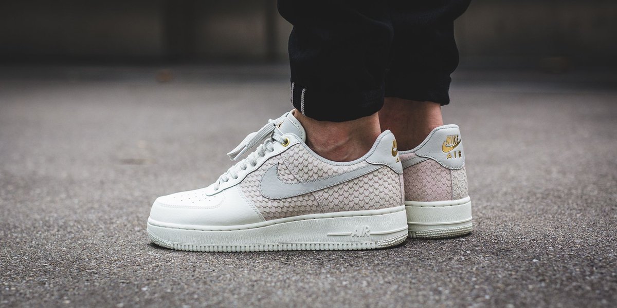 nike air force 1 07 lv8 sail