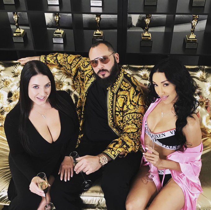 The #Dreamteam! @ANGELAWHITE, @GregLansky and our NEW #VIXENANGEL @vickichase! 💋 https://t.co/E2OqSH