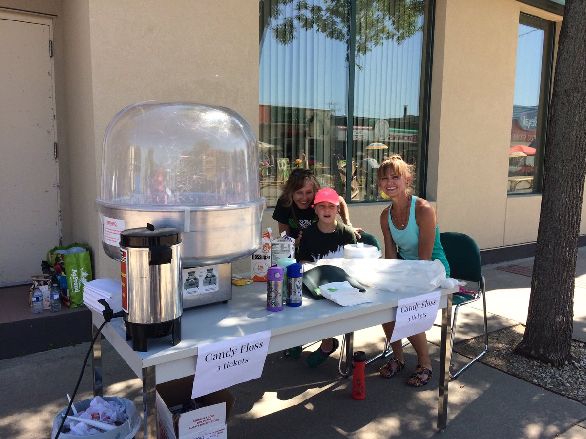amynlaing's tweet photo. July fest in Barrhead TD staff enjoying the community https://t.co/0cEfmrj973
