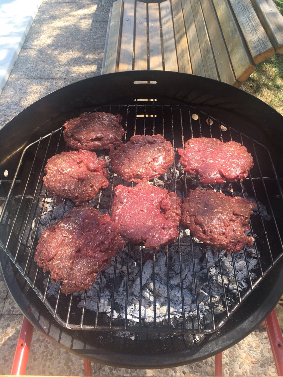 Hamburguesas de corzo! Espectaculares! Compartiendo con amigos! @corcinando #comoloquecazo #bbq #amigos