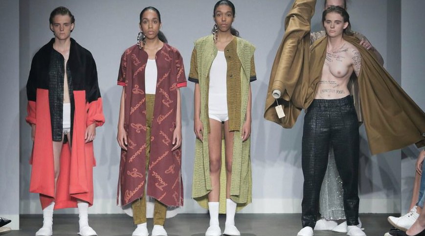 fashionweeknl's tweet photo. Nederlandse ontwerper stript modellen op de catwalk: https://t.co/UhAjX1aP5m https://t.co/CRnJqL7RpX