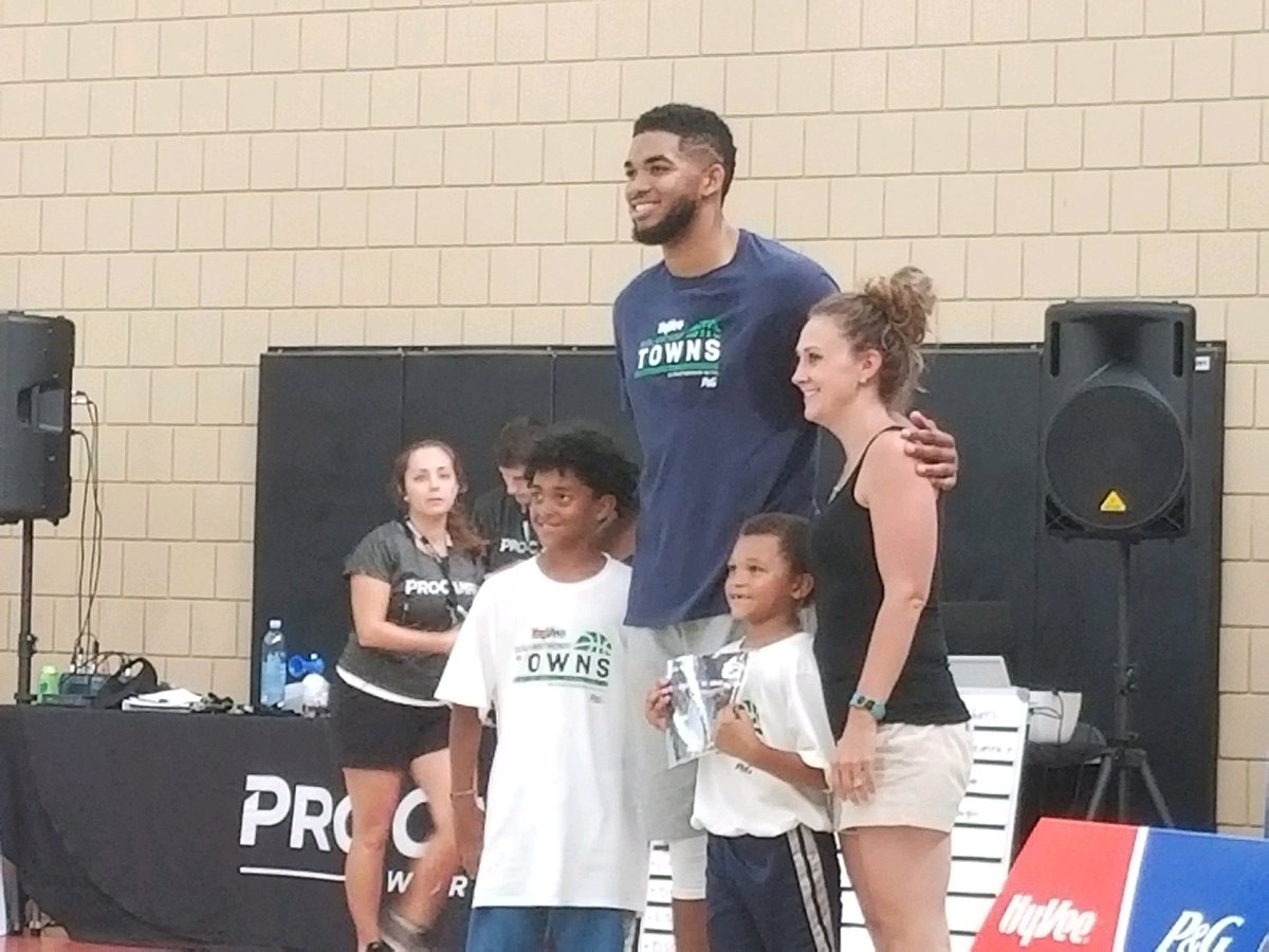 amweatherspoon's tweet photo. All my tweeting paid off! I have some pretty excited boys! @KarlTowns @ProCamps @HyVee https://t.co/1f70WD2pOv