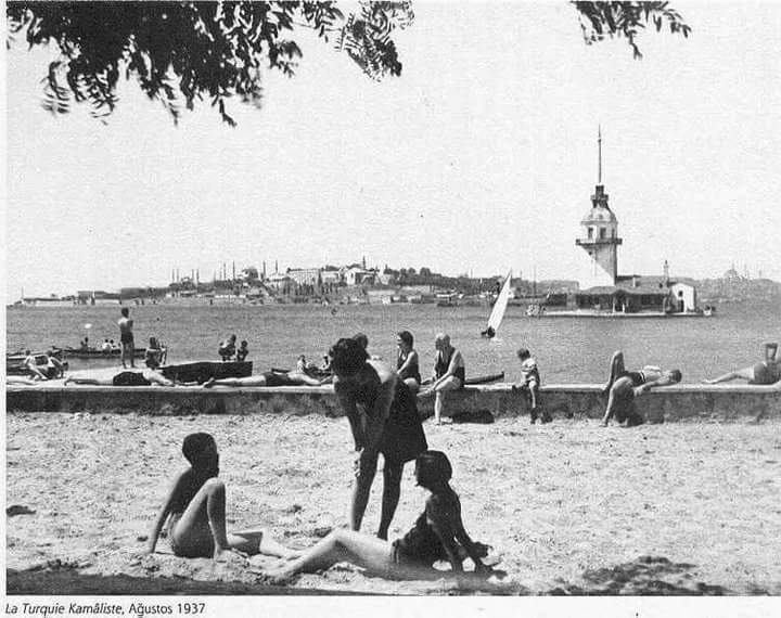 Nickemel's tweet photo. Yabanci bir ülkede  bir kartpostal. Sol alt köşedeki yaziya dikkat ediniz https://t.co/lBTQ4thiXE