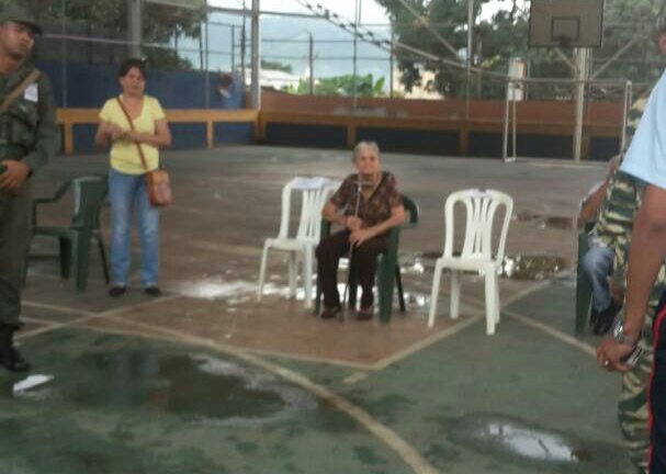 AndrewsAbreu's tweet photo. #AHORA 8:43am Así se encuentra el Centro de Votación en Los Magallanes #SanDiego vía @douglasjimenez https://t.co/BaEFsdvkgf