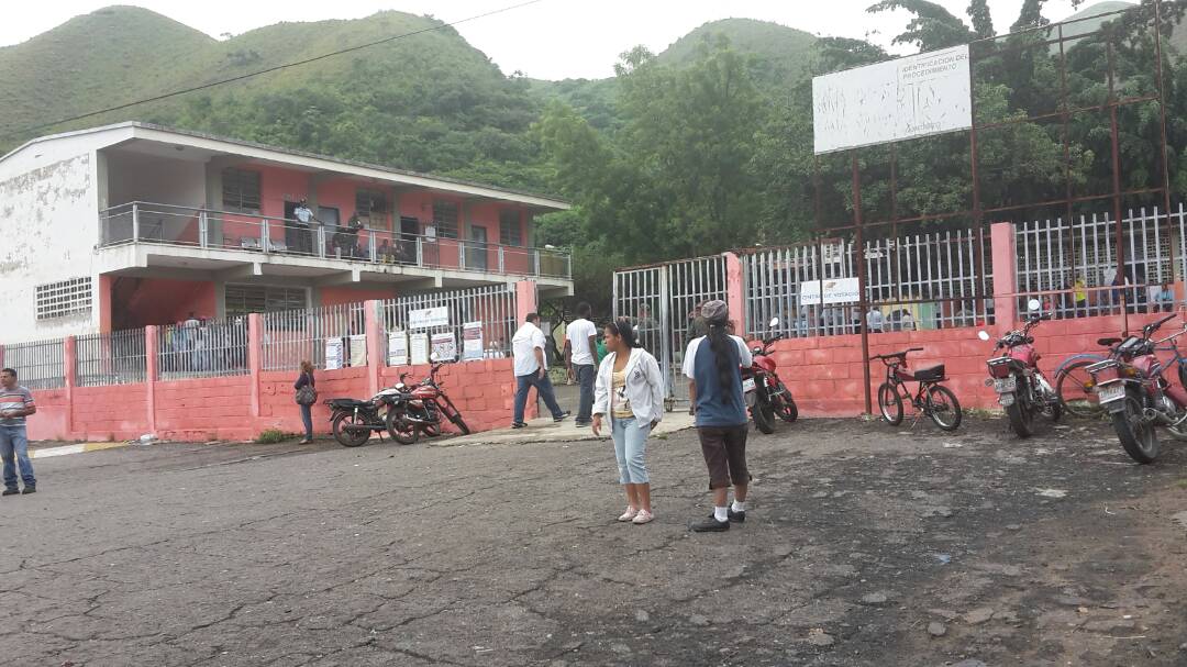 AndrewsAbreu's tweet photo. #AHORA 8:43am Así se encuentra el Centro de Votación en Los Magallanes #SanDiego vía @douglasjimenez https://t.co/BaEFsdvkgf