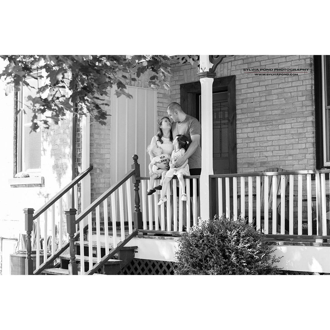 SylviaPondPhoto's tweet photo. I love photographing families at their beautiful homes!
#family #portrait #photography  #summer #familyportraits https://t.co/FKCRV6yaV6