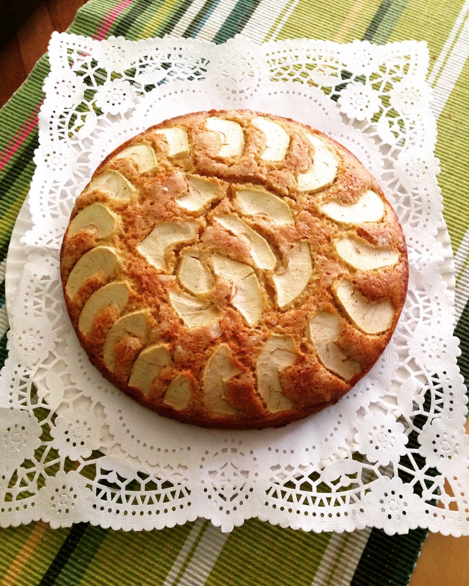 Cris_LopezS's tweet photo. Biscoito de vainilla con mazá 😋😋, había ben tempo que non facía doces caseiros! #docecaseiro #sobremesa #biscoito https://t.co/EDvwtG7Ya6
