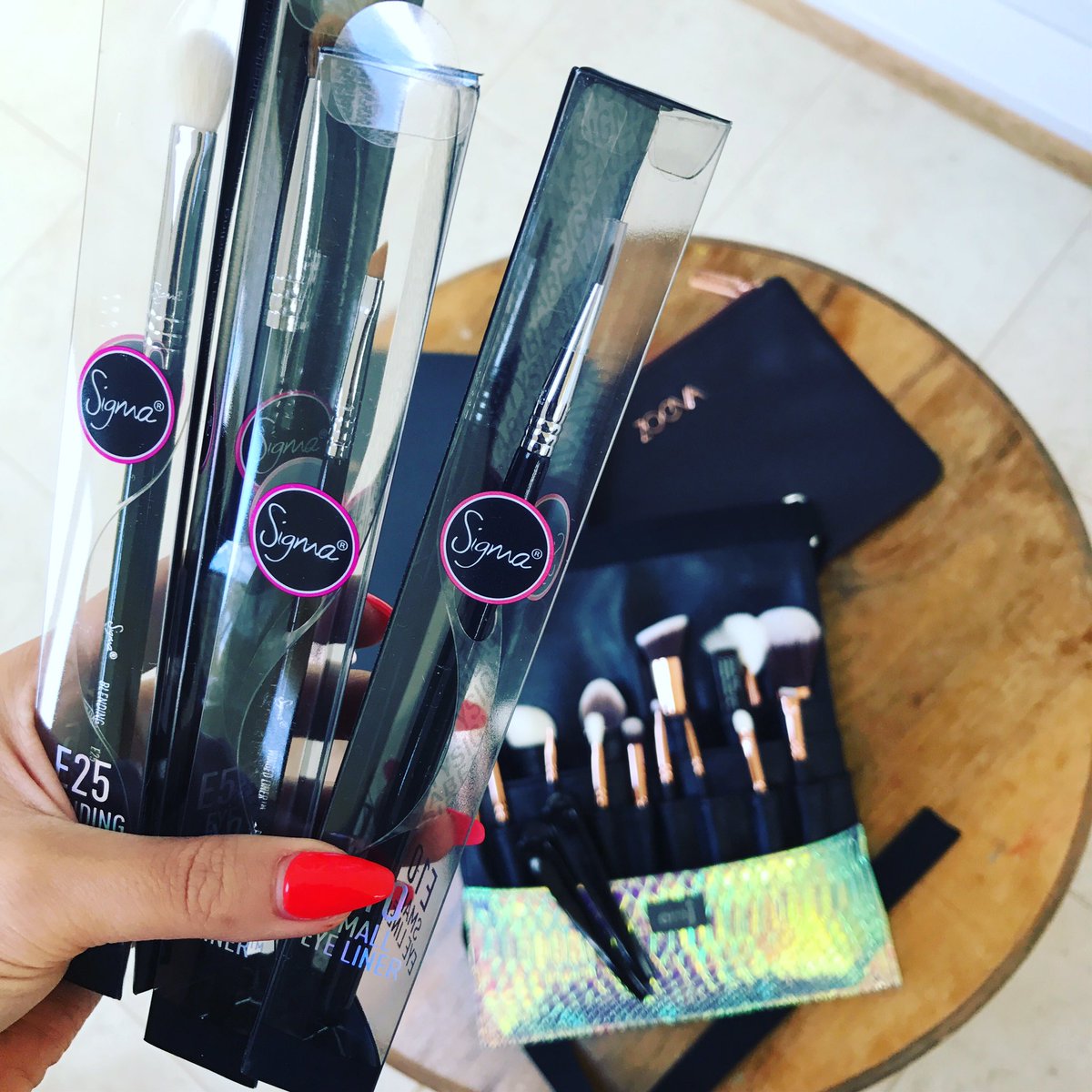 KIRIBATIEARTH81's tweet photo. #kitessentials #makeupbrushes #onlythebest @beautybay @sigmabeauty @ZoevaCosmetics @EMJcompany #MUA #makeupaddict #airbrushmakeup #love https://t.co/EXrQd8xBR6
