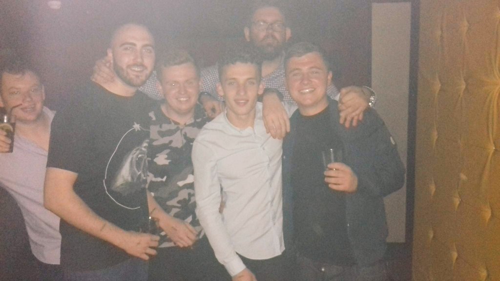 Haze6er's tweet photo. Boss night LN but who the fuck is this guy like?? 😂😂 https://t.co/tLEbxMoKXy