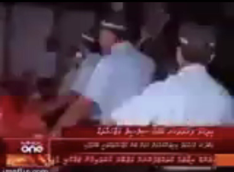 radhunII's tweet photo. @SimaanHaadi @MMuizzu @Adamshareefz @em_saeed @AzleenAhmed @mshainee @ahmedmubean @RifauMP @Banafsaa @ANazim2019 @mundhu_maldives Asthaa barricade mathin spider man jump eh e jahaalee PG leader 😂 https://t.co/3inO0u20nn