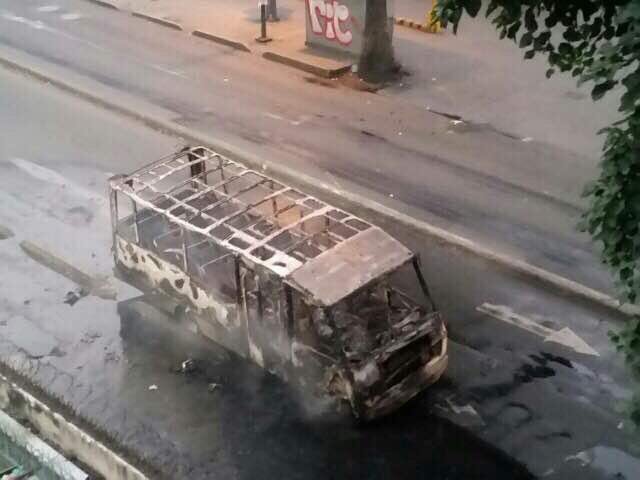 AlbertoRodNews's tweet photo. EN FOTOS | Queman autobús frente al Iutirla en El Paraíso: Continúa la violenta represión de las fuerzas represivas de Maduro #30Jul https://t.co/DtIsYisLCB