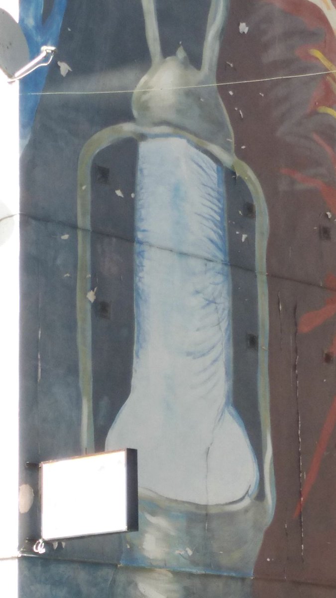 Ismangosta's tweet photo. El arte urbano de Santoña, un buen falo luminoso en la fachada https://t.co/y4XeWQib6O