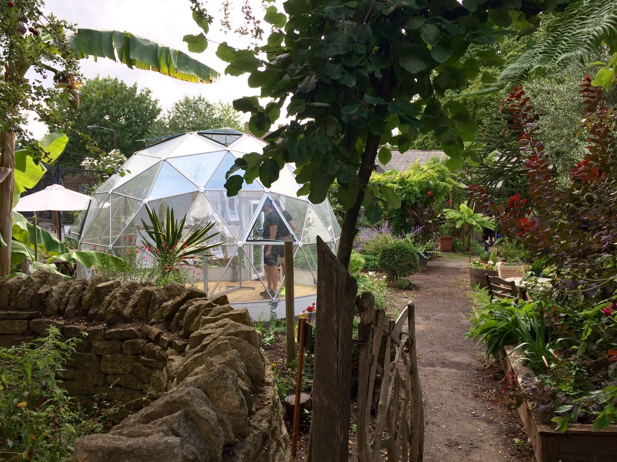 gemmadrake's tweet photo. Happy 30th birthday @WalworthGarden - 🌿🌺💐🌲🌴green oasis in #southwark #communitygarden #beeapart #yoga https://t.co/xdFTtNXdgB