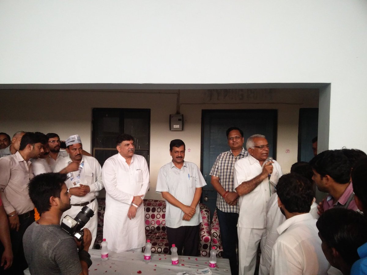 SanjayAzadSln's tweet photo. बवाना से भाजपा के पूर्व विधायक गुग्गन सिंह अपने हजारों समर्थकों के साथ आम आदमी पार्टी परिवार में शामिल हुए

@ArvindKejriwal https://t.co/FEyWvOj07l