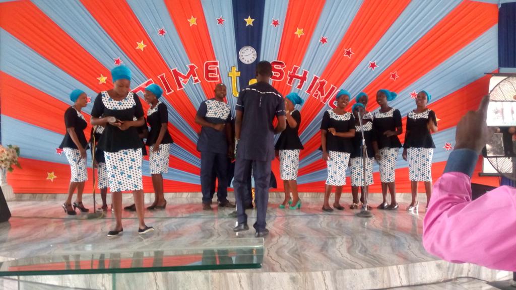 Yettyhipssy's tweet photo. The ushers ministering. Wearing #ye80. Yes yes https://t.co/SQrKMQAgC7