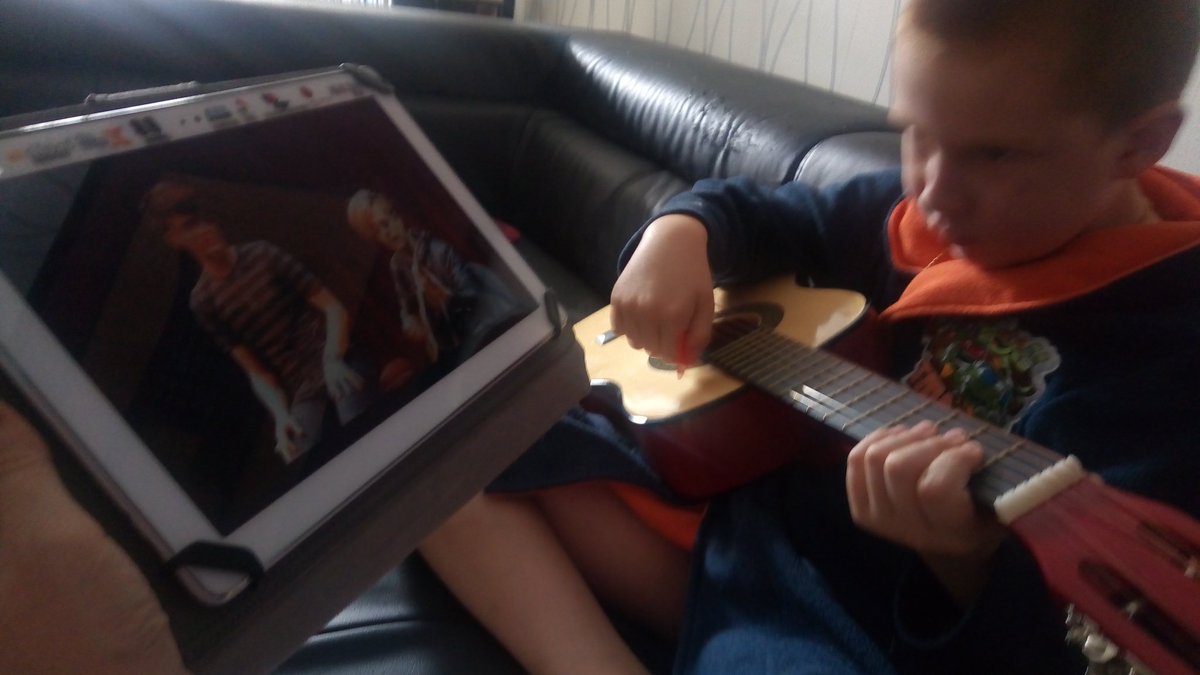 Tininy1's tweet photo. @TommyJoeRatliff little's fan #tommyjoe #adamlambert #tjrarmy #littleplayer https://t.co/Zw6gZeQE2b