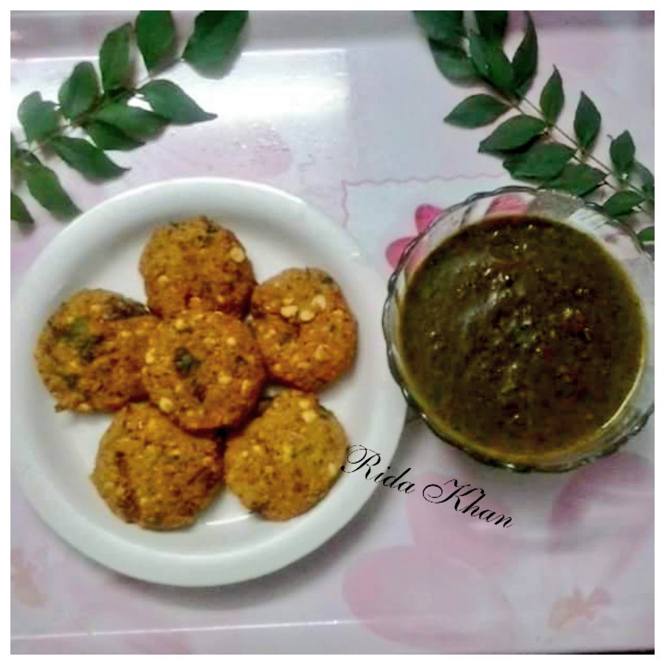 mohd_ridakhan's tweet photo. With Chai some Masala Dal Vada &amp; Curry Leaves Chutney will go rocking in this rainy season.. #ChaiPakodaDay with @RushinaMG di. https://t.co/sBJ4w2sBC1
