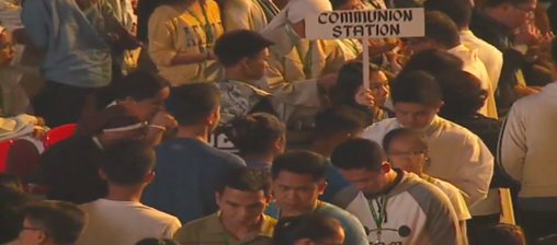 pcne2017's tweet photo. PHOTO: The faithful receives the Eucharist. #PCNE4 #PCNE2017 #NewEvangelization #UST https://t.co/uaiD8qf6Tx