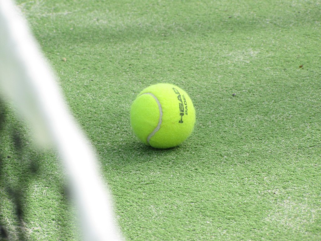 FeelCenterPadel's tweet photo. 🔜 Domingo con el mejor #pádel en Feel. A las 11:30 y 12:45, semifinales de categoría federada y a las 19, gran final y entrega de premios 🏆 https://t.co/xnXVNzmX21