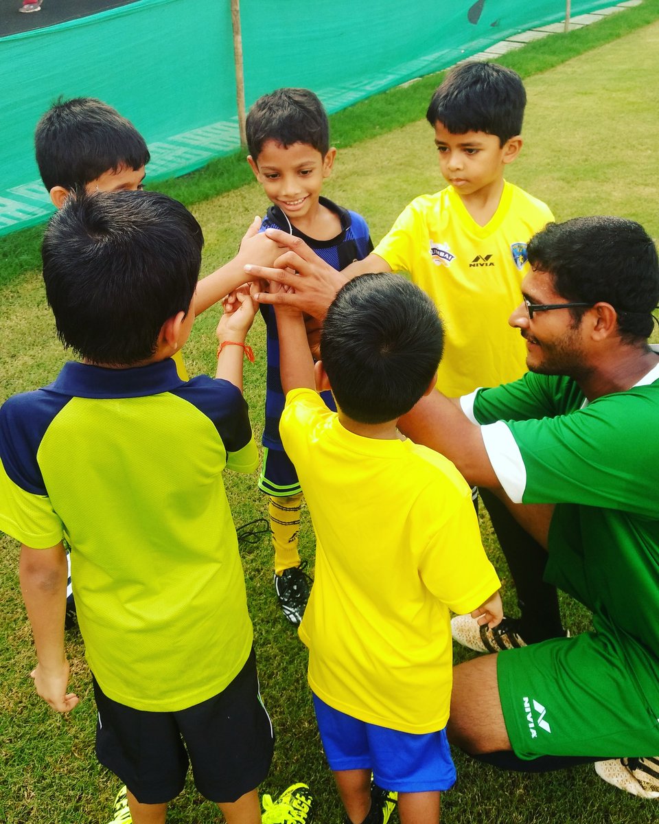 MumbaiFC's tweet photo. This is how the Under-8 kids huddle up! 

A beautiful sight indeed! 😍

#FutureOfMumbai #MumbaiFootballAcademy https://t.co/22JmipUJCA